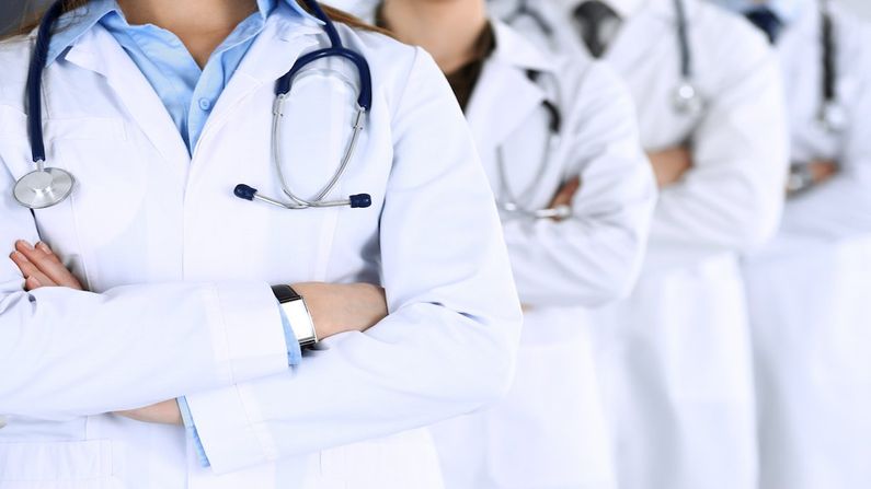 father, mother and brother died because of corona, yet this doctor is doing treatment of patients