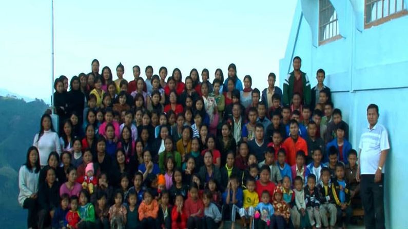 Big Family: A family of 181 people, living with 39 wives and 94 children in a 100-room house