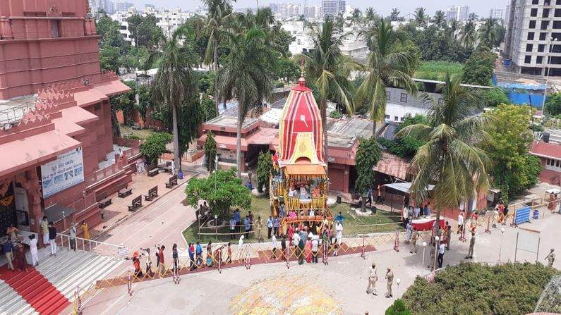 ભગવાન જગન્નાથની રથયાત્રામાં મર્યાદિત સંખ્યામાં ભક્તો પરિસર રથયાત્રામાં જોડાયા હતા.
