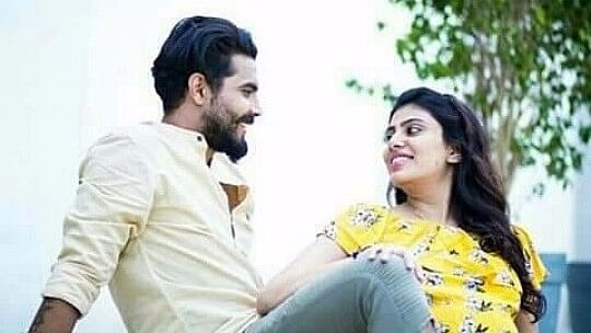 ભારતીય સ્ટાર ઓલરાઉન્ડર રવિન્દ્ર જાડેજા (Ravindra Jadeja) ની પત્નિ રિવાબા (Reevaba Solanki) મિકેનિકલ એન્જીનીયરનો અભ્યાસ કર્યો છે. રિવાબા સ્થાનિક રાજકારણમાં સક્રિય થયા હતા.