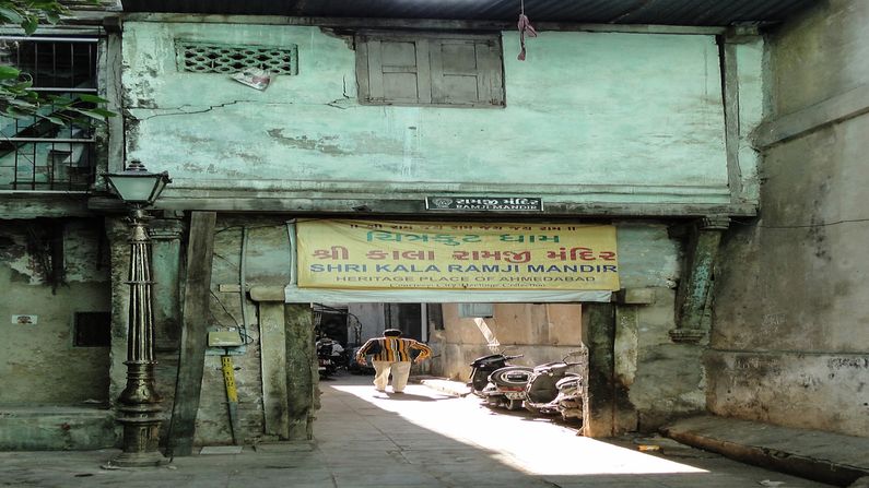 અમદાવાદના રીલીફ રોડ પર હાજાપટેલની પોળ આવેલી છે. આ પોળમાં જ કાલારામજીનું મંદિર આવેલું છે. કાલારામજીનું મંદિર તેની સ્થાપત્યશૈલી અને ભવ્ય વારસા માટે પ્રસિદ્ધ છે. 600 વર્ષ પ્રાચીન આ સ્થાનક પેશ્વાકાલીન મનાય છે. અને તેની સ્થાપત્યને લીધે જ તે વર્લ્ડ હેરીટેજ સાઈટમાં પણ સ્થાન પામ્યું છે.