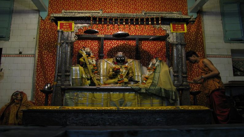 અહીં ગર્ભગૃહ મધ્યે શ્રીરામ તેમના પત્ની દેવી સીતા અને ભાઈ લક્ષ્મણજી સાથે જ વિદ્યમાન છે. પરંતુ, અન્ય સ્થાનકોથી ભિન્ન અહીં ત્રણેવના રૂપ અત્યંત નોખા છે. સીતાજીની પ્રતિમા શ્વેતવર્ણી છે. જ્યારે લક્ષ્મણજી ધનુષબાણ સાથે ઉભેલી મુદ્રામાં દૃશ્યમાન છે. તો, પદ્માસનમાં બિરાજમાન શ્રીરામજીનો એક હાથ ઉપરની તરફ ઉઠેલો છે.