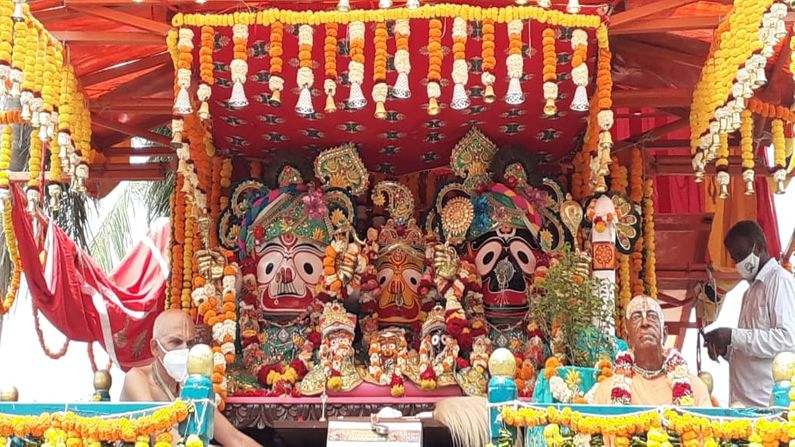 સુરતમાં છ જગ્યાએ ભગવાન જગન્નાથની રથયાત્રાનું આયોજન કરવામાં આવે છે. જેમાં હજારોની સંખ્યામાં ભક્તો ભગવાન જગન્નાથજીની રથયાત્રામાં જોડાય છે