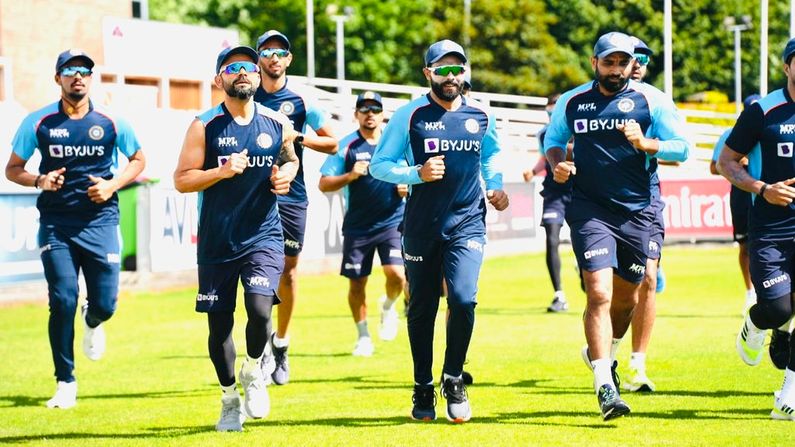 વિરાટ કોહલી ઇંગ્લેન્ડ સામેની ટેસ્ટ શ્રેણીને લઇને હવે તૈયારીઓમાં લાગી ચુક્યો છે. ટીમ હવે મેદાનમાં અભ્યાસ સેશન શરુ કરી ચુકી છે. જેની તસ્વીર પણ BCCI એ શેર કરી હતી.