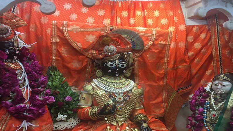 પદ્માસનમાં બિરાજમાન શ્રીરામજી વાસ્તવમાં અહીં ત્રિકાળ સંધ્યા કરી રહ્યા છે. કહે છે કે પ્રભુના આવાં દુર્લભ રૂપના દર્શન બીજે ક્યાંય નથી થતા ! તો, શ્રીરામચંદ્રજીની પૂજામાં કોઈ વિઘ્ન ન આવે તે માટે લક્ષ્મણજી ધનુષ-બાણ સાથે તેમની રખેવાળી કરી રહ્યા છે. તો બીજી તરફ સીતાજી પતિની સેવામાં રત છે. કે જેથી રામચંદ્રજીની પૂજા સરળતાથી પાર પડે.