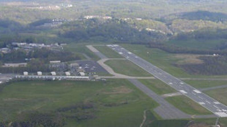 મોર્ગન્ટાઉન મ્યુનિસિપલ એરપોર્ટનો ઉપયોગ (Morgantown Municipal Airport) સામાન્ય રીતે સામાન્ય ઉડ્ડયન હેતુ માટે થાય છે. યુનાઇટેડ એરલાઇન્સ શહેરને ક્લાર્કસબર્ગ અને વોશિંગ્ટન ડીસીના વોશિંગ્ટન ડ્યુલ્સ આંતરરાષ્ટ્રીય વિમાનમથક સાથે જોડે છે. આ એરપોર્ટનો રનવે માત્ર અડધો માઇલ લાંબો છે. અહિંયા કોઈ પણ વ્યક્તિ રેસ્ટોરન્ટમાંથી બેસીને વિમાનોને ઉડતા અને લેન્ડ કરતા જોઈ શકે છે.