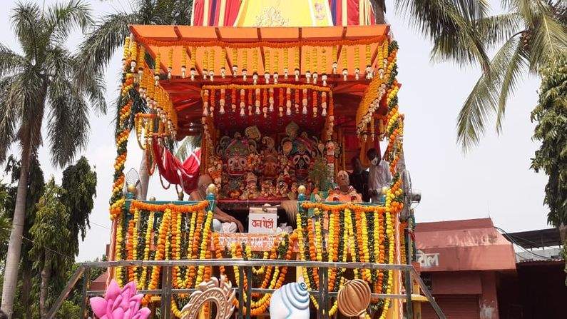 અષાઢી બીજના દિવસે ભગવાન જગન્નાથ, ભાઈ બલરામ અને બહેન સુભદ્રા સાથે વર્ષમાં એક જ વાર નગરચર્યાએ નીકળતા હોય છે.