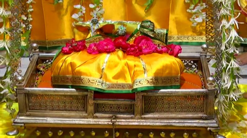 સ્થાનકમાં જેટલો મહિમા કાલારામજીના દિવ્ય રૂપના દર્શનનો છે, તેટલો જ મહિમા શ્રીરામજીના બાળરૂપને લાડ લડાવવાનો પણ છે. ભક્તો અહીં શ્રીરામજીના બાળરૂપને પારણે ઝૂલાવે છે. માન્યતા એવી છે કે બાળરામનું આ પારણું ઝૂલાવવાથી પ્રભુ પ્રસન્ન થાય છે અને નિ:સંતાનને સંતાનની પ્રાપ્તિ કરાવે છે. સૌની ખાલી ઝોળીને ખુશીઓથી ભરનારા મનાય છે કાલારામ