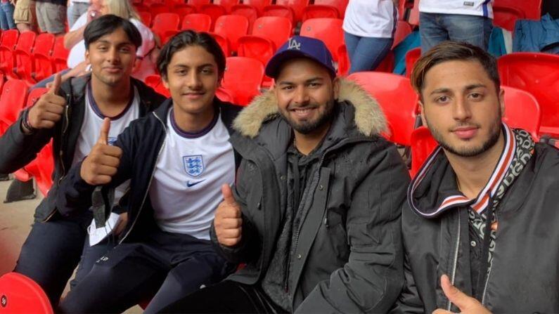 ઈંગ્લેન્ડ પ્રવાસ (England) પર ગયેલ ભારતીય ક્રિકેટ ટીમના વિકેટકીપર બેટ્સમેન ઋષભ પંત (Rishabh Pant) અને સપોર્ટ સ્ટાફનો એક સભ્ય કોરોના વાયરસથી સંક્રમિત થયો છે. ગુરુવારે 15 જુલાઈએ ઋષભ પંત કોરોના (Corona) સંક્રમિત હોવાનો ખુલાસો થયો હતો. BCCI તરફથી પંતનું નામ અધિકારીક રીતે જાહેર કરવામાં આવ્યું નથી.
