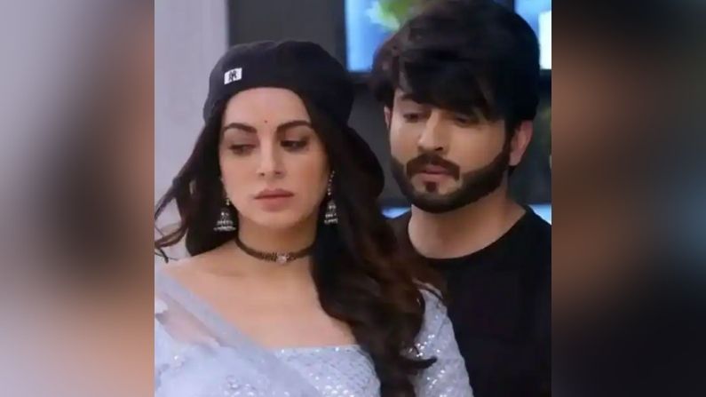 કુંડળી ભાગ્ય (Kundali Bhagya): ટીવી સીરિયલ 'કુંડળી ભાગ્ય'નો પહેલો એપિસોડ વર્ષ 2017માં પ્રસારિત થયો હતો. શ્રદ્ધા આર્યા (Shraddha Arya) અને ધીરજ ધૂપર (Dheeraj Dhoopar) સ્ટારર સીરિયલ 'કુંડળી ભાગ્ય'ના દરેક ધમાકેદાર ટ્વિસ્ટને દર્શકો હજી પણ ખૂબ જ ઉત્સાહથી જુએ છે.