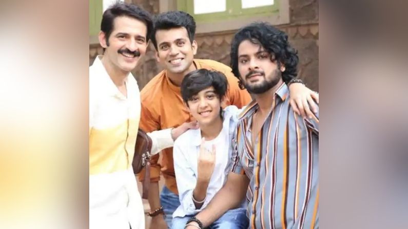 ગુપ્તા બ્રધર્સ (Gupta Brothers) :આ શો ગયા વર્ષે ઓક્ટોબર મહિનામાં શરૂ થયો હતો. તેને લોંચ થયાના 4 મહિના પછી આ બંધ થઈ ગયો હતો. આ શોમાં હિતેન તેજવાની અને પરિણીતા બોરઠાકુર જેવા કલાકારો મુખ્ય ભૂમિકામાં હતા. આ શો અંગે એક અહેવાલ દ્વારા જાણવા મળ્યું કે પાંડ્યા સ્ટોર શો આવી રહ્યો હતો અને ગુપ્તા બ્રધર્સ અને પાંડ્યા સ્ટોરની સ્ટોરી એક સરખી હોવાને કારણે ગુપ્તા બ્રધર્સ શો બંધ કરવામાં આવ્યો અને પાડ્યા સ્ટોર શો શરુ કરવામાં આવ્યો