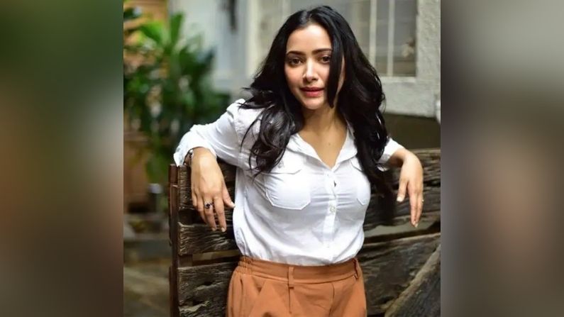 શ્વેતા બાસુ પ્રસાદ (Shweta Basu Prasad): વર્ષ 2014માં શ્વેતા બાસુ પ્રસાદ પ્રોસ્ટિટ્યુશનમાં સામેલ હોવાનું જણાયું હતું. પોલીસે તેને હૈદરાબાદની એક હોટલમાં રંગે હાથ પકડી હતી. બાદમાં તેને સુધાર ગૃહ મોકલવામાં આવી હતી. સારું હવે શ્વેતા આ બાબતોથી દૂર છે અને તે તેના અભિનય કરિયર પર ધ્યાન આપી રહી છે.