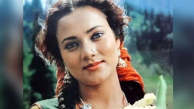 મંદાકિની (Mandakini): 'રામ તેરી ગંગા મેલી હો ગઈ' ફેમ મંદાકિની અને ગેંગસ્ટર દાઉદ ઈબ્રાહિમની કેટલીક તસ્વીરો લીક થયા પછી હંગામો થયો હતો. બંનેની તસ્વીરો બહાર આવ્યા બાદ બંનેના લિંકઅપના સમાચાર બહાર આવવા લાગ્યા. આ પછી તેમનું ફિલ્મી કરિયર પણ બરબાદ થઈ ગયું.