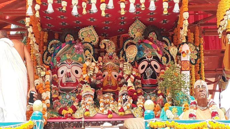 ભગવાન જગન્નાથન માટે છેલ્લા 25 વર્ષથી મુસ્લિમ કારીગરો દ્વારા વાઘા તૈયાર કરવામાં આવે છે. ત્યારે આ વર્ષ પણ વૃંદાવનના મુસ્લિમ કાર્યકરો દ્વારા તૈયાર કરેલા વાઘાથી ભગવવાનને શણગારવામાં આવ્યા હતા.