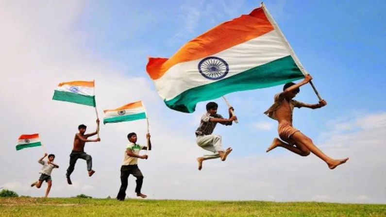 ભારતના રાષ્ટ્રધ્વજમાં કેસરી રંગ તાકાત અને સાહસનું પ્રતિક છે અને સફેદ રંગ શાંતિ અને સત્યનું પ્રતિક છે.જ્યારે લીલો રંગ દેશના વિકાસ અને પ્રગતિનું પ્રતિક માનવામાં આવે છે.ઉલ્લેખનીય છે કે,ભારતના રાષ્ટ્રધ્વજની લંબાઈ અને પહોળાઈ 3:2 છે.