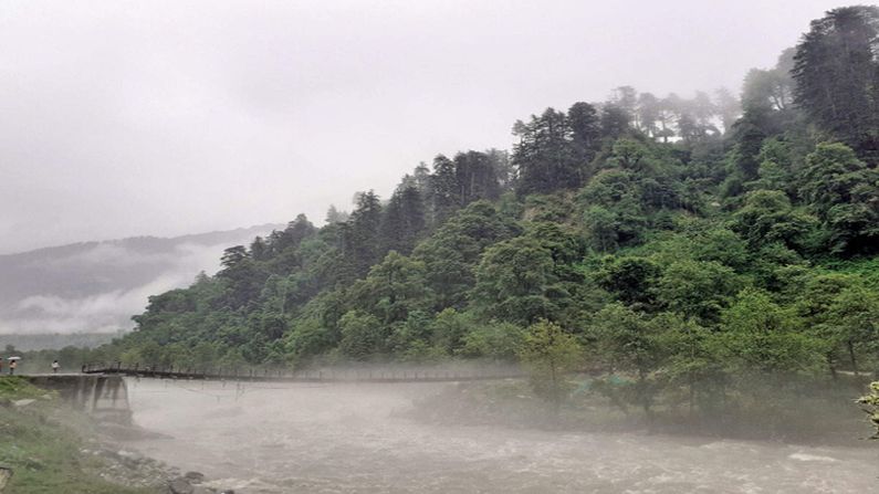 જમ્મુ-કાશ્મીરમાં ભારે વરસાદના કારણે પૂરની (Flood in Jammu & Kashmir) સ્થિતી સર્જાઇ છે, સમગ્ર ઉત્તર ભારતમાં
સતત વરસાદ વરસી રહ્યો છે જેના કારણે મોટા પ્રમાણમાં નુક્સાનીના દ્રશ્યો સામે આવ્યા છે