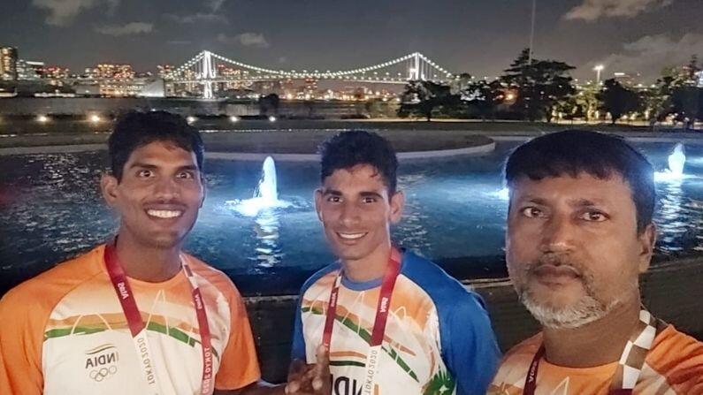 ભારતીય ટીમના સદસ્ય અરવિંદ સિંહ અને અર્જુન લાલ જાટે, ઓલિમ્પિક વિલેજ થી આ તસવીર મોકલી છે. જેમાં વિલેજની ચમક દમક સ્પષ્ટ જોવા મળી રહી છે..