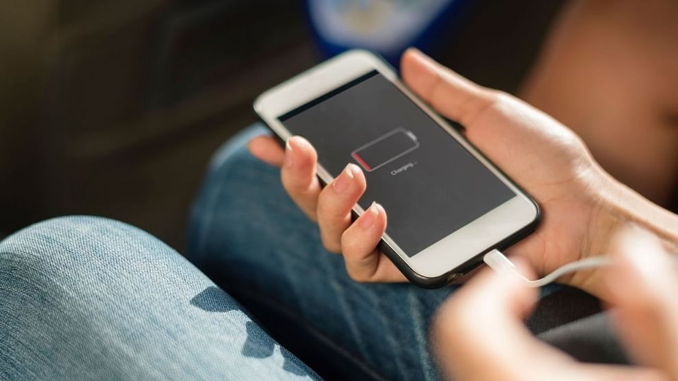 पुराने स्मार्टफोन की बैटरी लाइफ कैसे बढ़ाएं?  इन आसान टिप्स को फॉलो करें