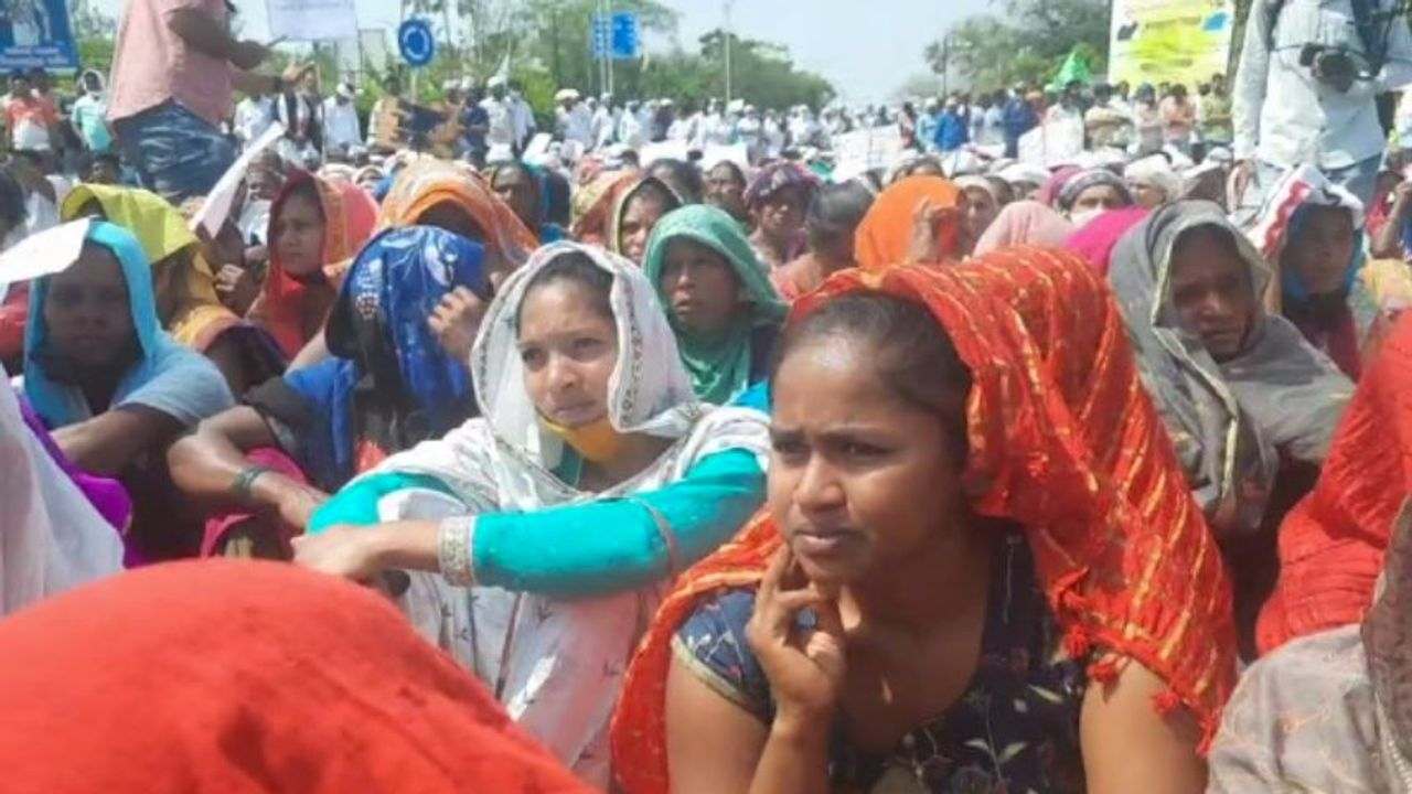 Massive rally by tribal people at Vyara protest Par-Tapi-Narmada link project