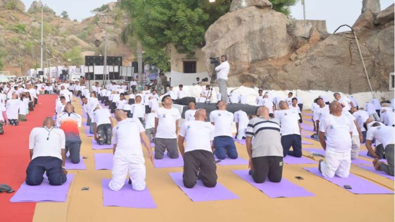 मेहसाणा जिले में, 5,35,800 योग चिकित्सकों ने 2,638 स्थानों पर योग का अभ्यास किया