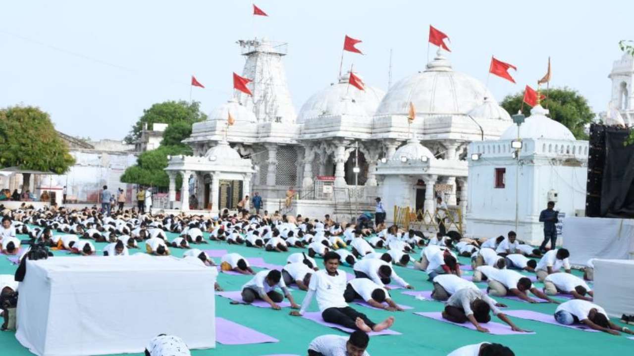 मेहसाणा जिले में, 5,35,800 योग चिकित्सकों ने 2,638 स्थानों पर योग का अभ्यास किया