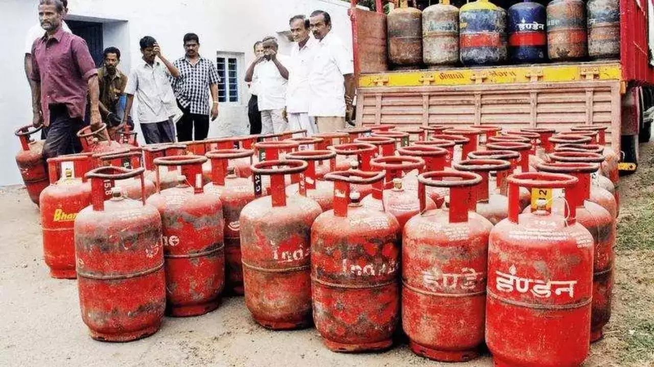 તમને જણાવી દઈએ કે સબસિડી વગર LPG સિલિન્ડર લખનૌમાં 1140 રૂપિયા, દિલ્હીમાં 1103 રૂપિયા, પટનામાં 1201 રૂપિયા, જયપુરમાં 1106 રૂપિયા, અમદાવાદમાં 1110 રૂપિયા અને મુંબઈમાં 1102 રૂપિયામાં મળે છે. જો કે, આ કિંમતો ભારતના પડોશી દેશો પાકિસ્તાન, નેપાળ, બાંગ્લાદેશ અને શ્રીલંકા કરતા ઘણી ઓછી છે.