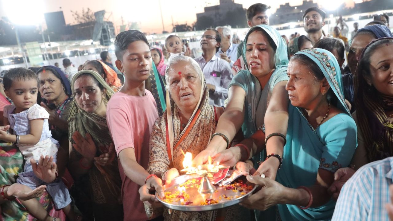 સુરત સહિત દક્ષિણ ગુજરાતના અનેક જિલ્લામાંથી લોકો દર્શનાર્થે ઉમટી પડ્યા છે. આ ભવ્ય શિવલિંગના દર્શન કરીને લોકોમાં ખૂબ જ ઉત્સાહ જોવા મળી રહ્યો છે. 