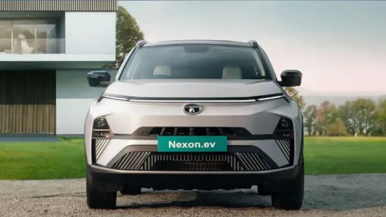 Tata Nexon EV MAX પર 3.15 લાખ રૂપિયા સુધીનું ડિસ્કાઉન્ટ મળી રહ્યું છે. જેમાં 2.65 લાખ રૂપિયાનું કેશ ડિસ્કાઉન્ટ, 50 હજાર રૂપિયાનું એક્સચેન્જ ડિસ્કાઉન્ટ સામેલ છે. ખાસ કરીને ઇલેક્ટ્રિક કારના પ્રી-ફેસલિફ્ટ મોડલ પર વધુ ડિસ્કાઉન્ટ આપવામાં આવી રહ્યું છે. સિંગલ ચાર્જ પર આ EVની રેન્જ 437 કિલોમીટર છે.