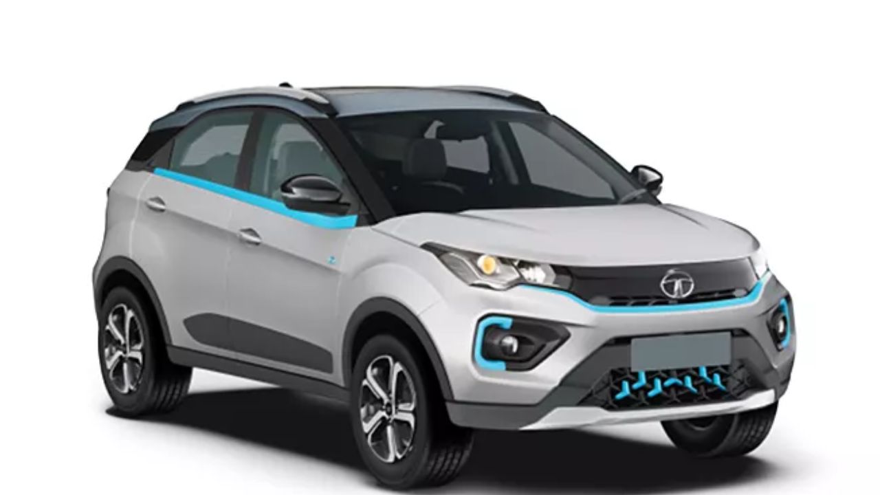 Tata Nexon EV Prime પર 2.30 લાખ રૂપિયાનું રોકડ ડિસ્કાઉન્ટ અને 50 હજાર રૂપિયાનું એક્સચેન્જ બોનસ મળી રહ્યું છે. એટલે કે કુલ 2.80 લાખ રૂપિયાની બચત થઈ શકે છે. આ ઇલેક્ટ્રિક કારની રેન્જ 312 કિલોમીટર સુધીની છે.