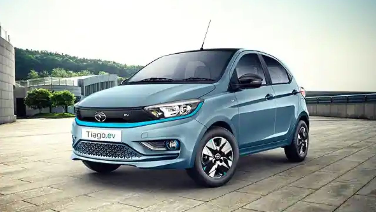 Tata Tiago EV ખરીદીને 65 હજાર રૂપિયા બચાવી શકો છો. જેમાં 50 હજાર રૂપિયાનું ગ્રીન બોનસ અને 15 હજાર રૂપિયાનું એક્સચેન્જ બોનસ સામેલ છે. તેની રેન્જ 315 કિમી સુધી જઈ શકે છે.