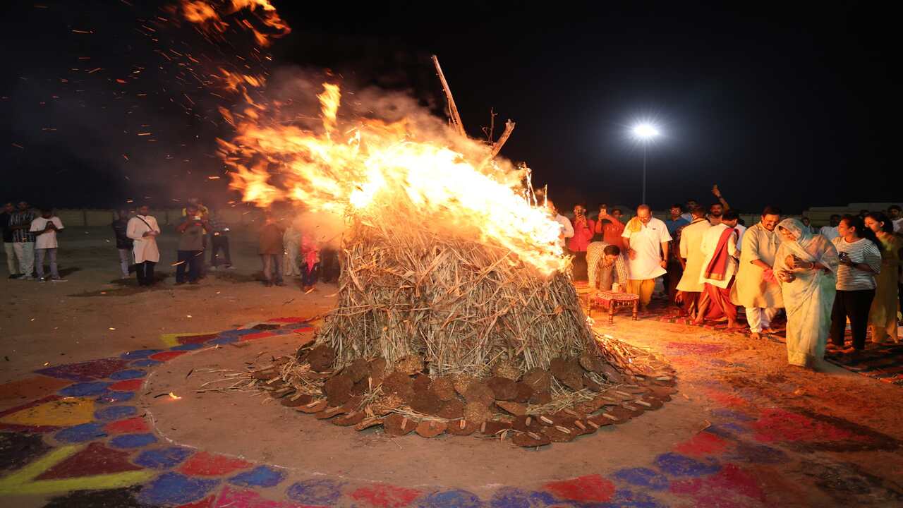 દેશના પ્રથમ જ્યોતિર્લિંગ સોમનાથ મહાદેવના સાનિધ્યમાં સોમનાથ ટ્રસ્ટ દ્વારા ચોપાટી ગ્રાઉન્ડ પર વૈદિક હોલિકા દહનનું અનોખું આયોજન કરવામાં આવ્યું હતું.