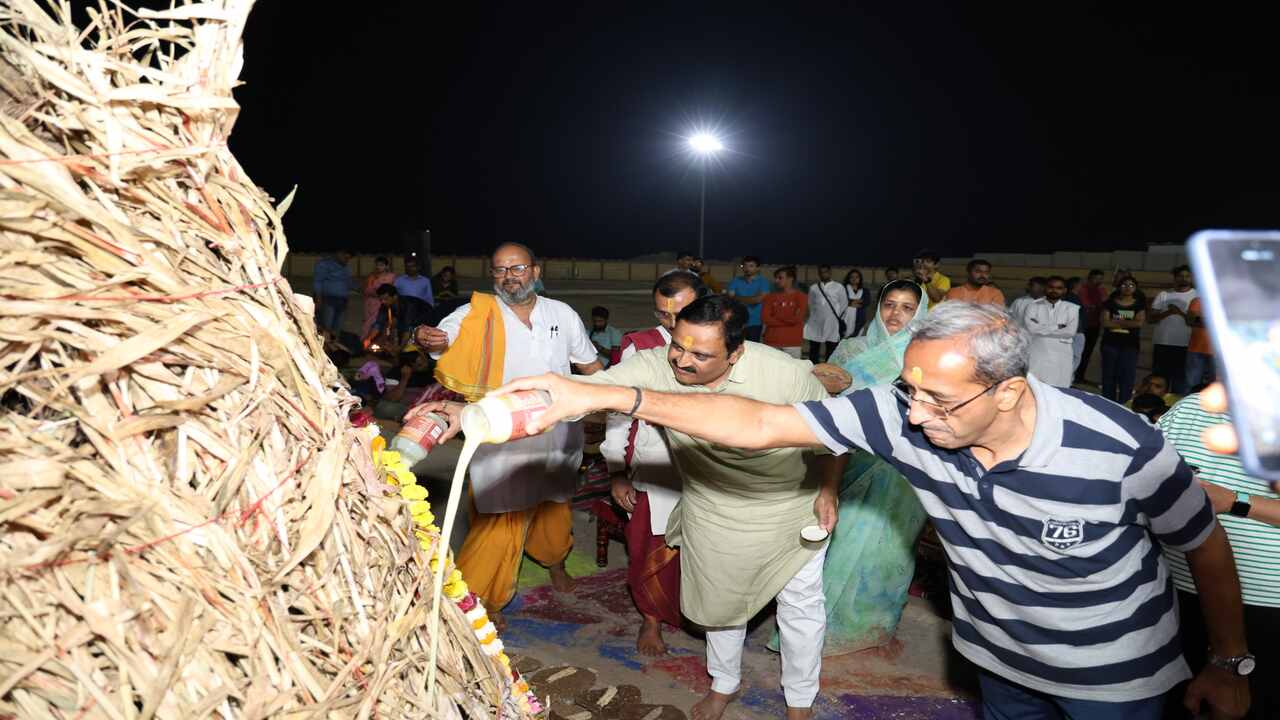 આ પવિત્ર દ્રવ્યોથી હોલિકા દહન કરીને સકારાત્મક ઉર્જાનો સંચાર કરે છે.