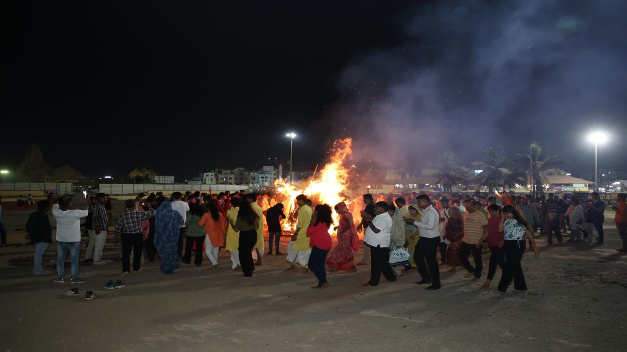 આ પ્રસંગે સૌએ મળીને હોલિકમાં પ્રજ્વલિત અગ્નિ દેવતાને વિશ્વ કલ્યાણની પ્રાર્થના કરી હતી. આ કાર્યક્રમના માધ્યમથી વૈદિક હોલિકા પદ્ધતિને અને વૈદિક સંસ્કૃતિને આધુનિક પેઢી સુધી પહોંચાડવાનો અનોખો પ્રયાસ કરવામાં આવ્યો હતો. Input Credit- Yogesh Joshi- Gir Somnath