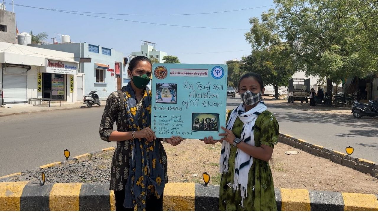 વિદ્યાર્થિનીએ જણાવ્યું કે આજના યુવાનો સવારે ઉઠતાની સાથે જ મોબાઈલ હાથમાં લે છે અને પછી પોતાના દિવસની શરૂઆત કરે છે.યુવાનો તેના મોબાઈલમાં કોઈ ઈમ્પોર્ટન્ટ નોટિફિકેશન કે મેસેજ તો નથી આવ્યું તે જોવાનું પહેલા પસંદ કરે છે.આ ખૂબ જ ખરાબ આદત છે. સવારે ઉઠીને પહેલા પૂજા, કસરત કરવી અને પૌષ્ટિક આહાર લેવા જેવી દૈનિક ક્રિયાઓ કરવી જોઈએ.
