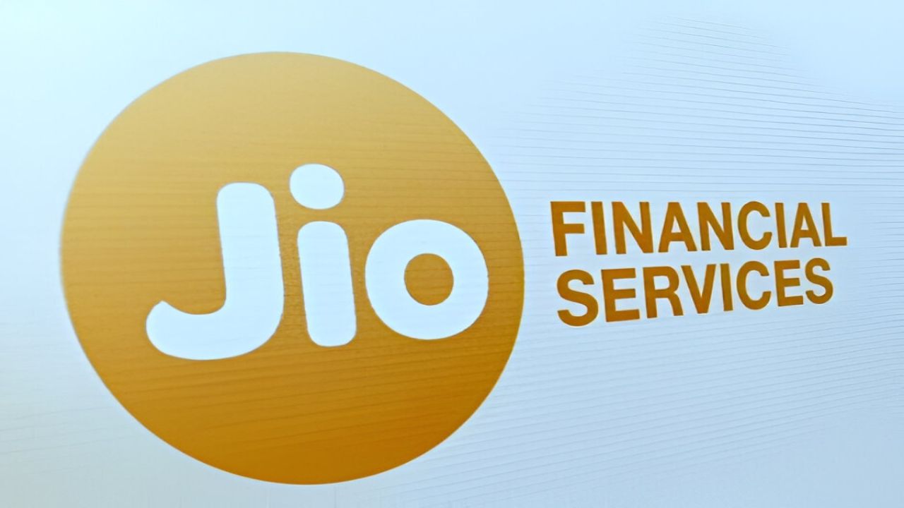 Jio Financial Services Ltd:જિયો ફાઇનાન્શિયલ સર્વિસિસ અગાઉ રિલાયન્સ ઇન્ડસ્ટ્રીઝના નાણાકીય વિભાગનો એક ભાગ હતી. ડિમર્જર દ્વારા  અલગ કંપની તરીકે સ્થાપિત થઇ છે, અને ત્યારબાદ ભારતીય સ્ટોક એક્સચેન્જમાં તે લીસ્ટ કરવામાં આવી. રિલાયન્સ ઇન્ડસ્ટ્રીઝે ડિમર્જરની યોજનાના ભાગરૂપે Jio ફાયનાન્સિયલ સર્વિસિસને રૂ. 15,500 કરોડની રોકડ અને લિક્વીડ સંપત્તિ સોંપી છે. પરિણામે Jio ફાયનાન્સિયલ સર્વિસીસ પાસે રૂ. 20,700 કરોડની લિક્વિડ મૂડી છે.