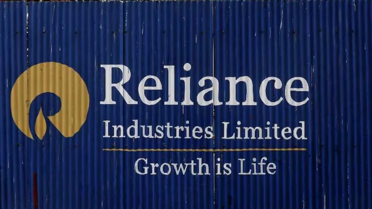 Reliance Industrial: રિલાયન્સ ઇન્ડસ્ટ્રિયલ ઇન્ફ્રાસ્ટ્રક્ચર લિમિટેડ, રિલાયન્સ ગ્રૂપની કંપની, મુખ્યત્વે ઔદ્યોગિક ઇન્ફ્રાસ્ટ્રક્ચરની સ્થાપના/ઓપરેટ કરવાના વ્યવસાયમાં સંકળાયેલી છે. તેની મુખ્ય પ્રવૃત્તિઓ (i) તેની પાઇપલાઇન્સ દ્વારા પેટ્રોલિયમ ઉત્પાદનો, પરિવહનની સેવાઓ, (ii) ભાડા પર બાંધકામ મશીનરી અને (iii) અન્ય માળખાકીય સહાયક સેવાઓ પૂરી પાડવાની કામગીરી કરે છે.