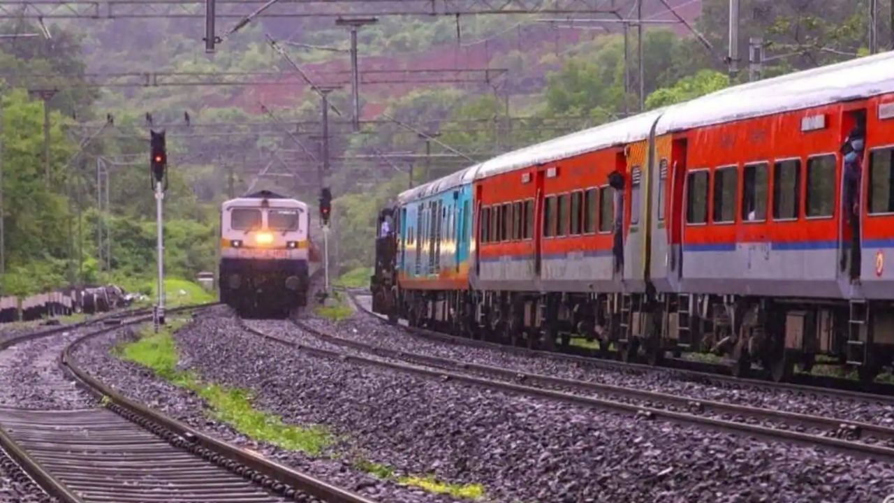 આખા રુટમાં ક્વીન લગભગ 298 KM અંતર કાપે છે. આ ટ્રેનમાં જનરલ ક્લાસ, 2S, CC કોચ ઉપલબ્ધ છે. 
