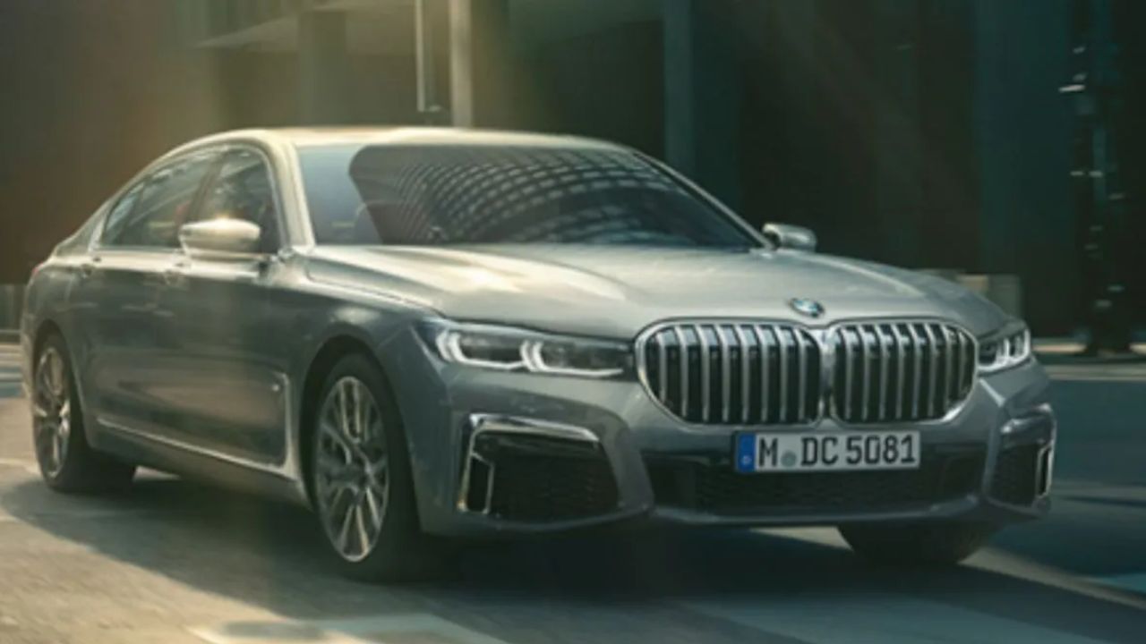 BMW 7-series : ઈશા પાસે એસ-ક્લાસ એટલે કે BMW 7-સિરીઝની માલિક પણ છે, જેની કિંમત હાલમાં રૂપિયા 1.82 થી 1.84 કરોડ (એક્સ-શોરૂમ) વચ્ચે છે. એસ-ક્લાસની જેમ 7-સિરીઝ પણ 3.0-લિટર પેટ્રોલ અને ડીઝલ એન્જિન વિકલ્પો સાથે ઓફર કરવામાં આવે છે. પ્રથમ 376 bhp અને 520 Nm પીક ટોર્ક ઉત્પન્ન કરે છે જ્યારે બીજો 281 bhp અને 650 Nm ટોર્ક ઉત્પન્ન કરે છે. ટ્રાન્સમિશન ડ્યુટી 8-સ્પીડ સ્ટેપટ્રોનિક ઓટોમેટિક ટ્રાન્સમિશન દ્વારા નિયંત્રિત થાય છે.
