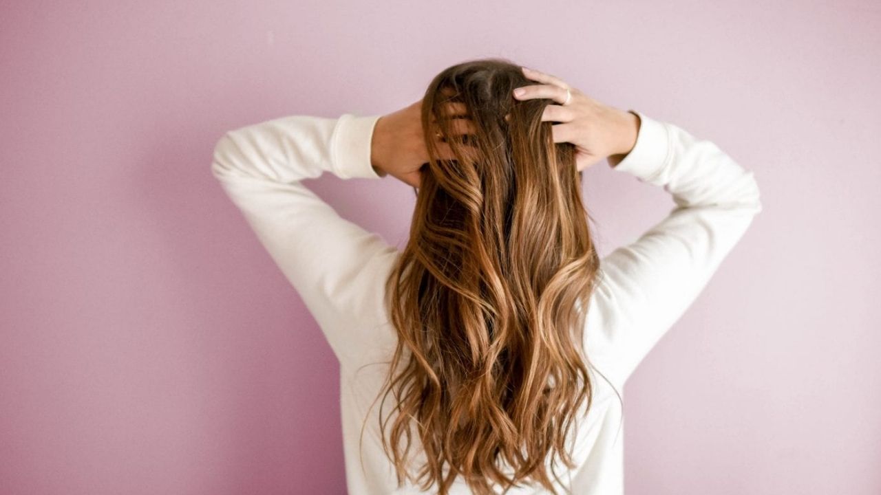 Summer Hair Damage : દરેક વ્યક્તિ ઈચ્છે છે કે તેના વાળ લાંબા અને ઘાટા થાય. કોઈપણ રીતે ગરમી અને ખરાબ લાઈફસ્ટાઈલના કારણે વાળ ખરવાની અને વાળને નુકસાન થવાની સમસ્યા વધી રહી છે. વાળની ​​સુંદરતા વધારવા માટે લોકો વિવિધ પ્રકારના ઉપાયો અપનાવે છે. તમને જણાવી દઈએ કે પ્રદૂષણ, વાળની ​​સંભાળને લગતી ભૂલો, ખોરાકમાં પોષણની ઉણપ અને હોર્મોનલ બદલાવને કારણે વાળ નિર્જીવ થઈ જાય છે.
