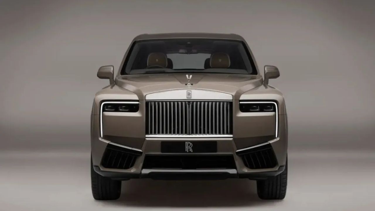 Rolls Royce Cullinan : ઈશા અંબાણીના ગેરેજમાં સૌથી મોંઘી કારનું કલેક્શન Rolls Royce Cullinan છે. રૂપિયા 6.95 કરોડ (એક્સ-શોરૂમ) ની કિંમતવાળી, કુલીનન 6.5-લિટર V12 પેટ્રોલ એન્જિન દ્વારા સંચાલિત છે. આ એન્જિન આઠ સ્પીડ ઓટોમેટિક ગિયરબોક્સ સાથે 563 bhp અને 850 Nm પીક ટોર્ક ઉત્પન્ન કરવામાં સક્ષમ છે.
